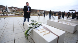 Avokati serb, Çedomir Stojkoviq, bën homazhe te varri i Blerina Jasharit