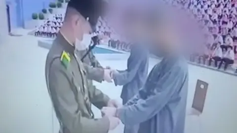 Dalin pamje të rralla nga Koreja e Veriut, adoleshentët shfaqen duke u ndëshkuar
