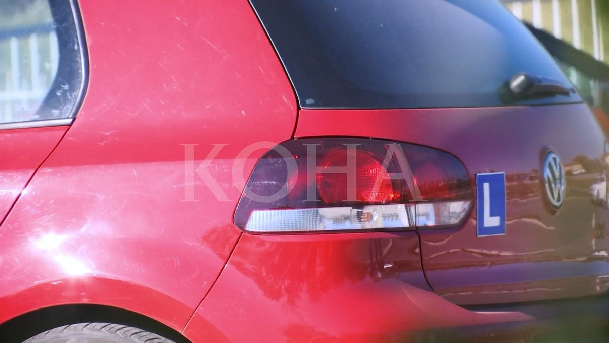 Tre të arrestuar në Prizren, dyshohet se lëshuan certifikata të rreme për kandidatë të autoshkollës