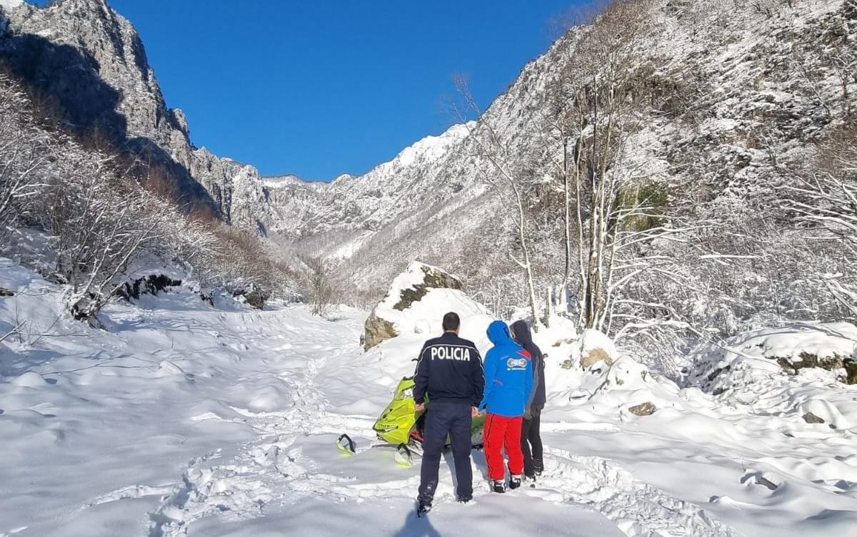 Evakuohen tre kosovarë që u bllokuan nga bora në Valbonë