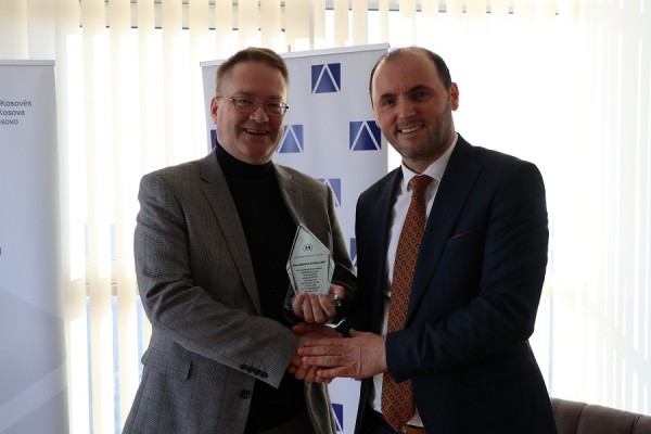 Ambasadori britanik i dhuron ATK-së dron dhe pajisje tjera profesionale