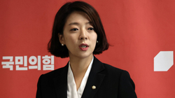 Koreja e Jugut në shok, deputetja goditet pa ndalur me gur në kokë