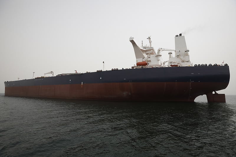 Cisterna që u sulmua nga Houthi po transportonte naftë ruse