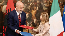 Kushtetuesja i hap rrugë ratifikimit të marrëveshjes për emigrantët mes Shqipërisë dhe Italisë