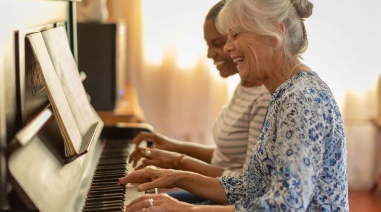 Të luajturit një instrument muzikor dhe këndimi i ndihmon trurit