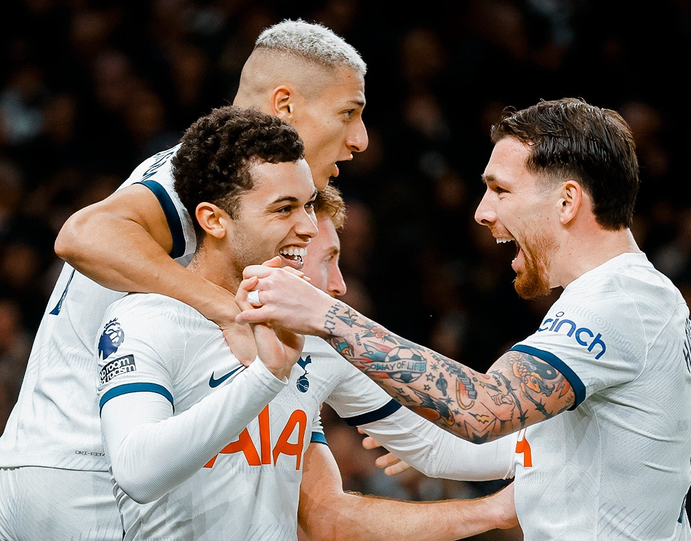 Tottenhami fiton dhe mban hapin me skuadrat e kreut
