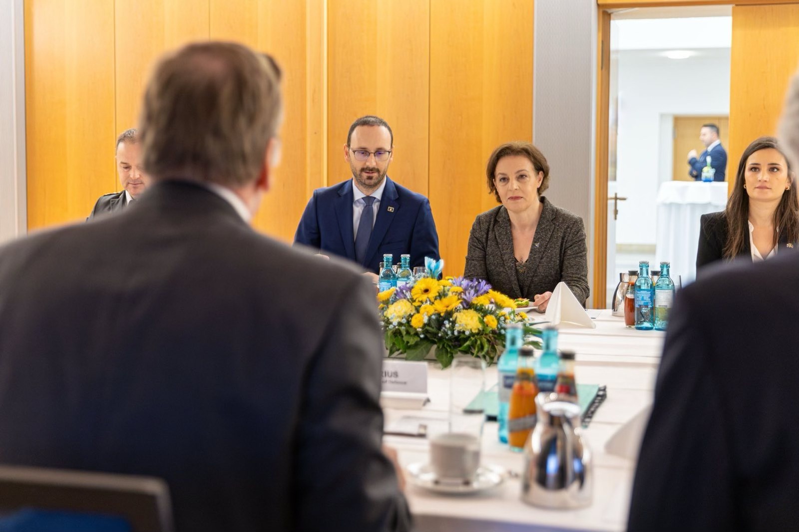 Gërvalla me ministrin gjerman: Duhen hapa të shpejtë për të ruajtur paqen në rajon