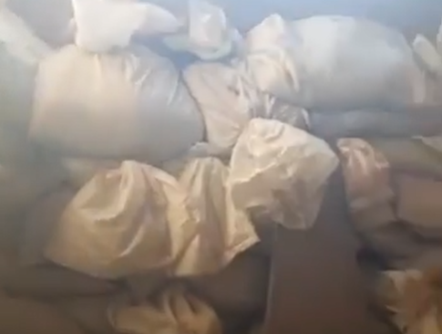 Thasë të tjerë me rërë brenda një shtëpie në veri, besohet se ishin aty nga koha e barrikadave