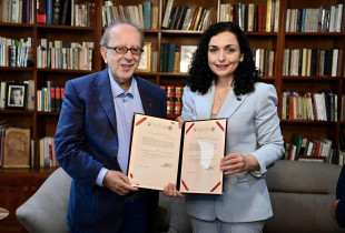 Presidentja Vjosa Osmani dhe shkrimtari Ismail Kadare