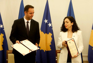Glauk Konjufca dhe Vjosa Osmani