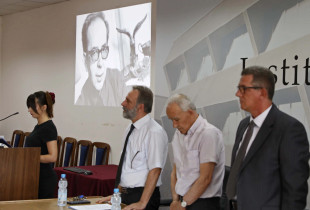 Edhe të martën, kanë vazhduar komemoracionet, nderimet e kujtimet për Kadarenë. Në Prishtinë, njëri prej organizimeve ka qenë ai i Institutit Albanologjik të Prishtinës, në atë që është quajtur mbledhje komemorative