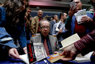 Ismail Kadare (28 janar 1936 – 1 korrik 2024) në Bibliotekën Kombëtare të Kosovës në Prishtinë më 6 prill 2017 (Foto: Driton Paçarada)
