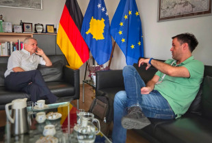 Ambasadori i Gjermanisë në Kosovë, Jorn Rohde dhe Kushtrim Koliqi nga organizata “IntegraNGO”
