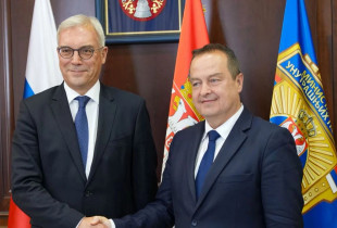 Zëvendësministri i Punëve të Jashtme i Rusisë, Aleksandar Grushko dhe zëvendëskryeministri i Qeverisë së Serbisë, njëherësh ministër i Punëve të Brendshme, Ivica Daçiq në Beograd, 1 korrik 2024.
