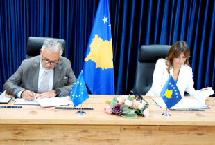 Shefi i EULEX-it, Giovanni Pietro Barbano dhe ministrja e Drejtësisë, Albulena Haxhiu, nënshkruajnë dy marrëveshje teknike që synojnë forcimin e bashkëpunimin ndërmjet EULEX-it dhe IML-së për rritjen e efektivitetit të punës për personat e zhdukur
