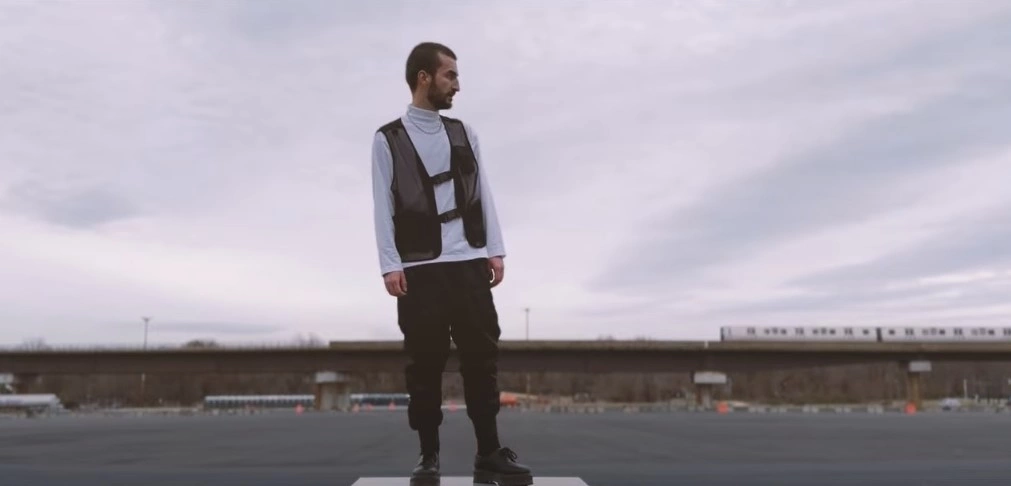 Skenë nga videoklipi “Hyp mbi re” i Tomor Kuçit