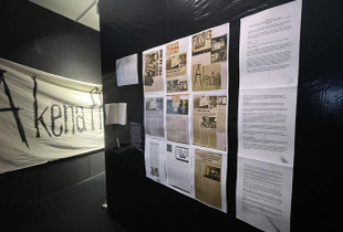 Faksimile gazetash që raportonin për “I kemi 12 orë – kinse art” të vitit 2004 dhe pyetja e artistit Berat Hasani, “A kena flejt boll?”, siç pyeste edhe para dy dekadash