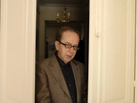 Ismail Kadare: “Sa për ditën time: shkruaj dy orë në mëngjes dhe ndaloj. Nuk mund të shkruaj kurrë më shumë – truri më lodhet. Unë shkruaj në një kafene në një qoshe, larg shpërqendrimeve....”