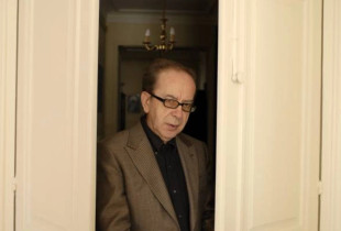 Ismail Kadare: “Sa për ditën time: shkruaj dy orë në mëngjes dhe ndaloj. Nuk mund të shkruaj kurrë më shumë – truri më lodhet. Unë shkruaj në një kafene në një qoshe, larg shpërqendrimeve....”