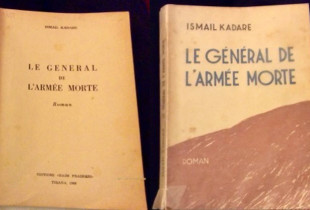 Ismail Kadare i jep lexuesit francez një roman të nivelit botëror, çka do të thotë shumë, por, për më shumë, ai roman është zëri i mijëvjeçarit që u flet burrave të Shqipërisë për shekullin e ringjalljes së saj