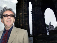 Ismail Kadare tashmë ndodhet në Olimpin letrar. S’di çfarë stine është atje, por e di që këtu poshtë është stinë mërzie për ikjen e tij, dhe kushedi sa stinë të mërzitshme na presin pa të