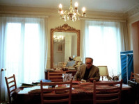 Angazhimi politik dhe ndërkombëtar i Kadaresë për Kosovën ishte madhështor dhe emancipues, jo vetëm për publikun shqiptar, por në radhë të parë, edhe për publikun ndërkombëtar. Në foto: Ismail Kadare në apartamentin e tij në Paris, tetor i vitit 2008