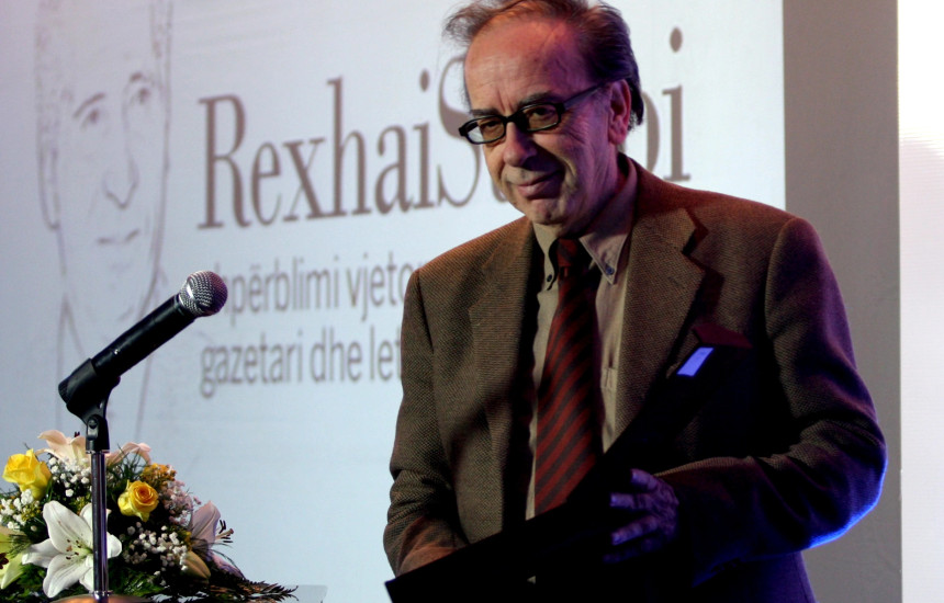Ismail Kadare, laureat i shpërblimit “Rexhai Surroi” për romanin më të mirë, më 22 dhjetor 2009 në hotelin “Grand” në Prishtinë (Foto: Driton Paçarada)