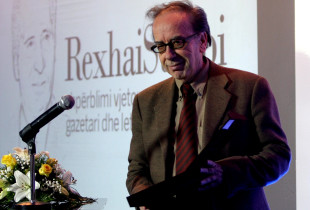 Ismail Kadare, laureat i shpërblimit “Rexhai Surroi” për romanin më të mirë, më 22 dhjetor 2009 në hotelin “Grand” në Prishtinë (Foto: Driton Paçarada)