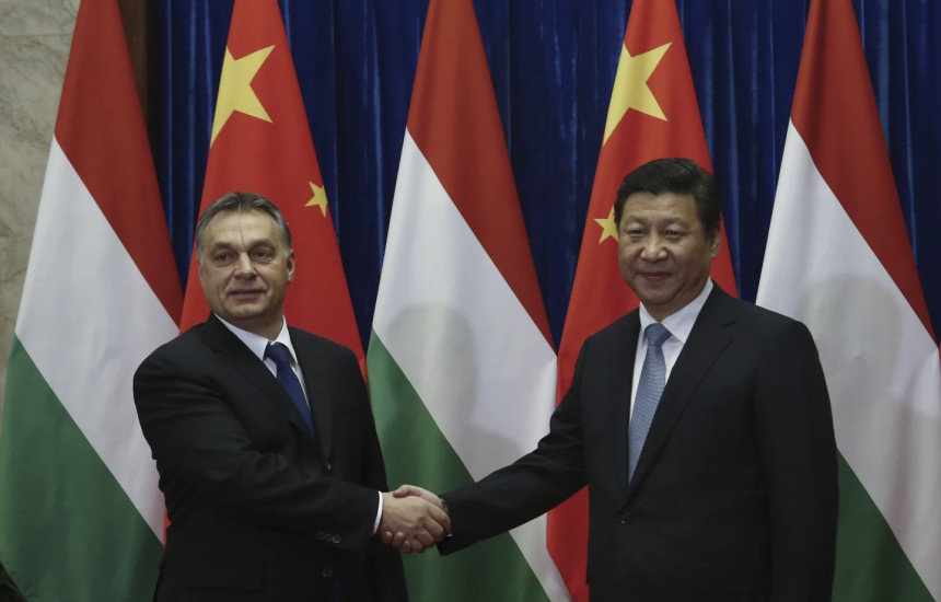 Kryeministri i Hungarisë, Viktor Orban dhe presidenti kinez, Xi Jinping / Foto: AP