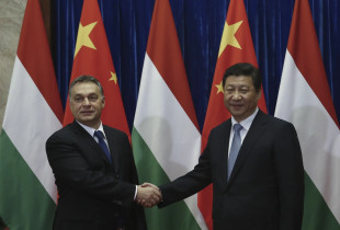 Kryeministri i Hungarisë, Viktor Orban dhe presidenti kinez, Xi Jinping / Foto: AP