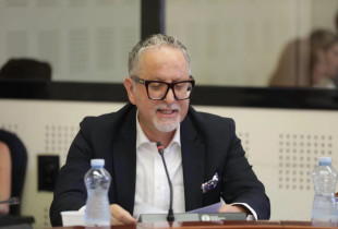Ministri i Shëndetësisë, Arben Vitia, raporton në Komisionin për Shëndetësi dhe Mirëqenie Sociale për listën zyrtare të çmimeve të produkteve medicinale