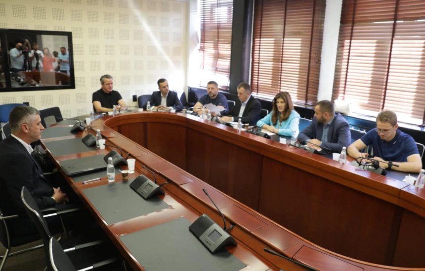 Inspektori i Përgjithshëm i Agjencisë së Kosovës për Inteligjencë, Kujtim Shala, po raporton në Komisionin për Mbikëqyrjen e Agjencisë së Kosovës për Inteligjencë