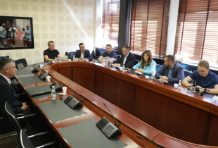 Inspektori i Përgjithshëm i Agjencisë së Kosovës për Inteligjencë, Kujtim Shala, po raporton në Komisionin për Mbikëqyrjen e Agjencisë së Kosovës për Inteligjencë