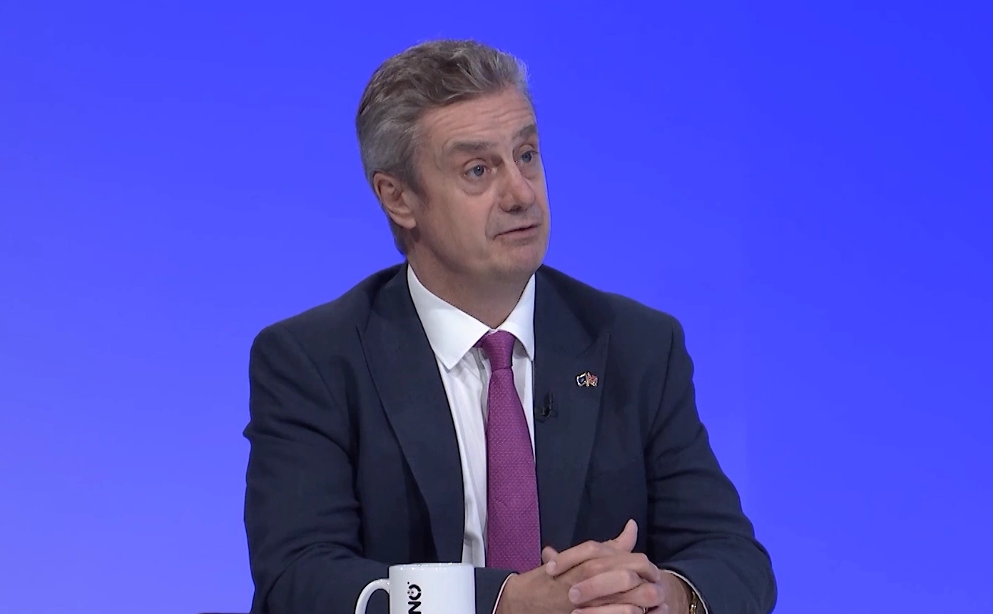 Ambasadori britanik: Liderët politikë t'i respektojnë vendimet e Kushtetueses