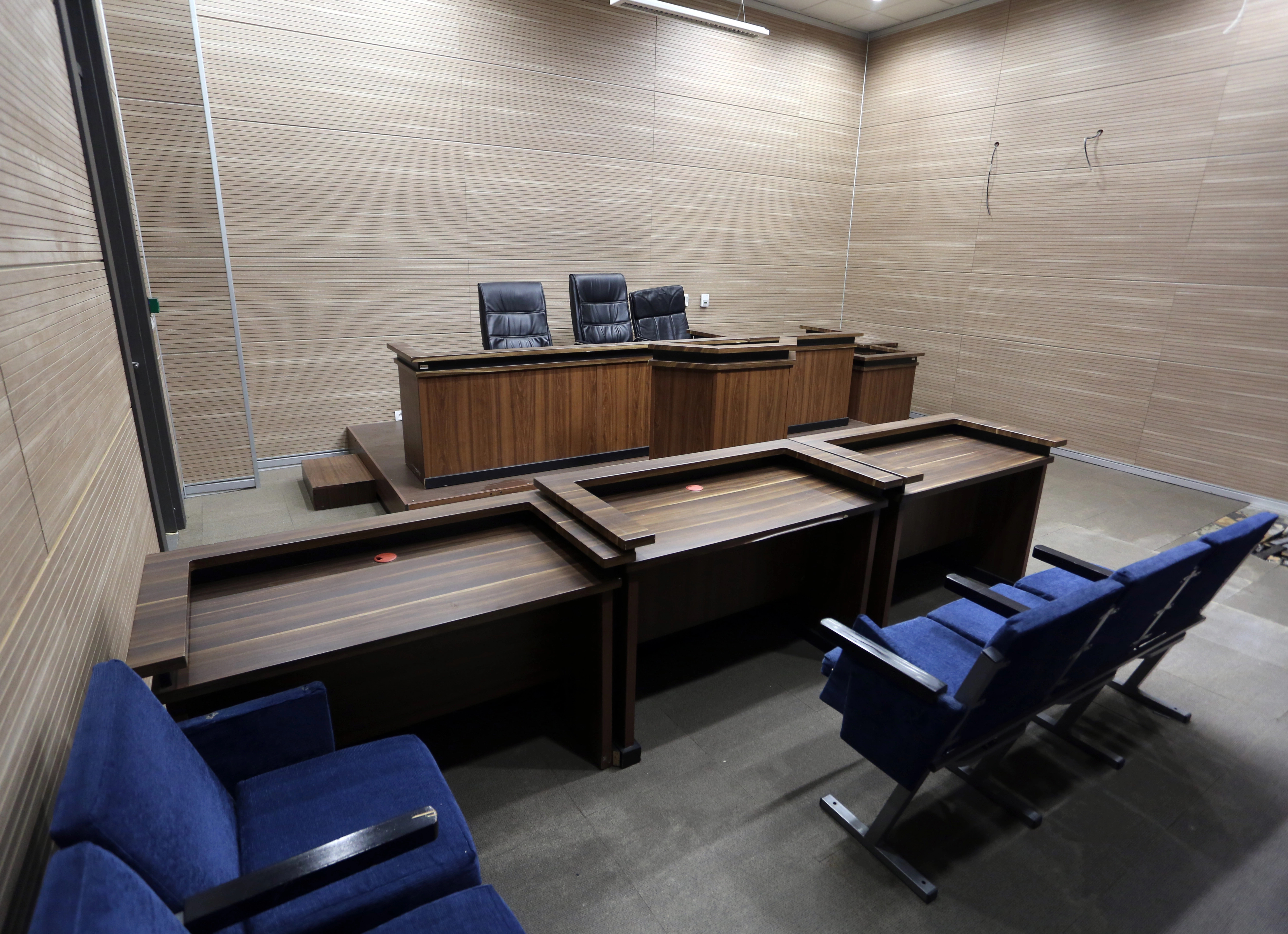 Temperaturat e larta në sallën e gjykimit - anulohet seanca për rastin e shpërthimit në lokalin “Sekiraqa”