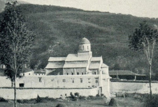 Manastiri i Deçanit në vitin 1909 (Foto: Gabriel Louis-Jaray)