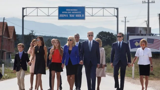 Joe Biden bashkë me familjen e tij jashtë kampit Bondsteel, në ceremoninë në nderim të djalit të tij të ndjerë, Beau Biden, i cili kontribuoi në Kosovë