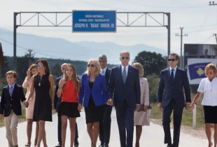 Joe Biden bashkë me familjen e tij jashtë kampit Bondsteel, në ceremoninë në nderim të djalit të tij të ndjerë, Beau Biden, i cili kontribuoi në Kosovë