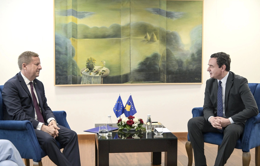 Kryeministri Albin Kurti dhe  shefi i Zyrës së Bashkimit Evropian në Kosovë, Tomas Szunyog