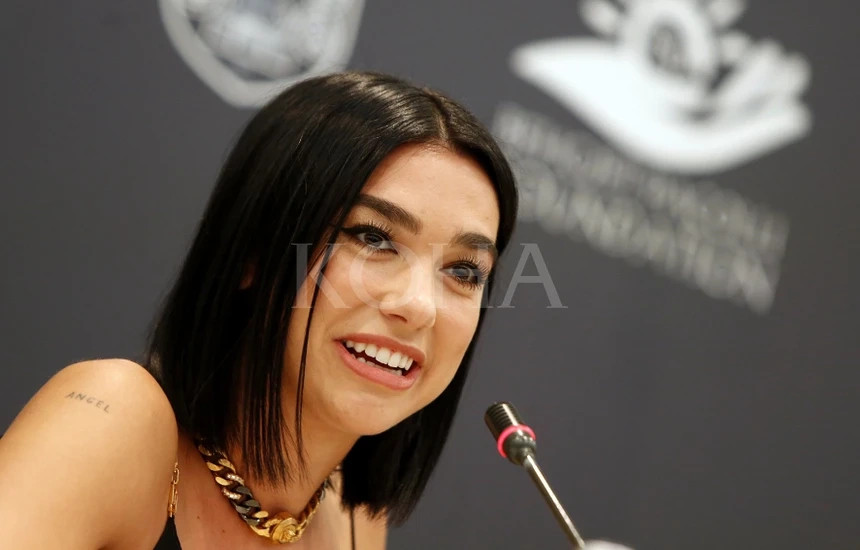 Dua Lipa në konferencë për shtyp në Prishtinë në vitin 2020