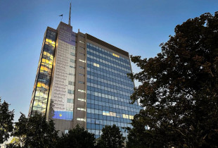 Ndertesa e Qeverise e ndricuar me emrat e policeve te rene ne detyre