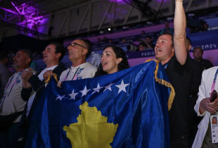 Preisdentja Vjosa Osmani pas fitores së Donjeta Sadikut