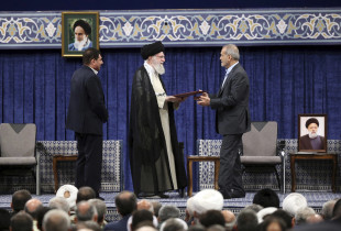 Ayetollah Khamenei miraton presidentin e ri te Iranit, Masoud Pezeshkianin