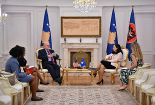 Jeffrey Hovenier me Vjosa Osmani