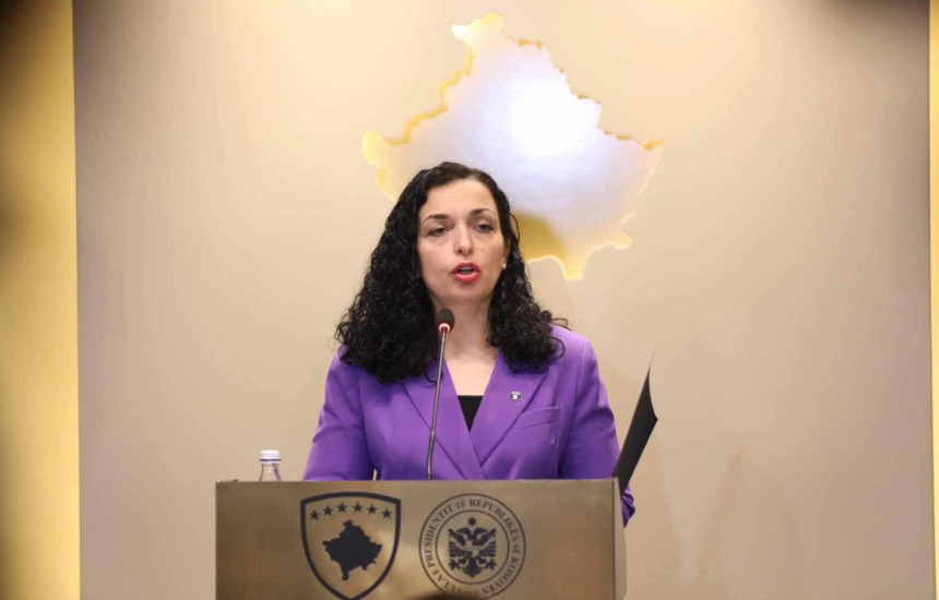 Vjosa Osmani në konferencë për shtyp