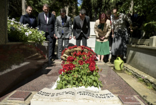 Kryeministri Albin Kurti viziton varrin e rilindasit Sami Frashëri
