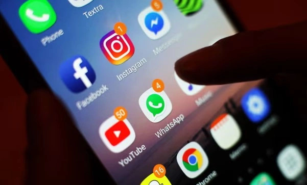 Telefoni - rrjete sociale - varesia