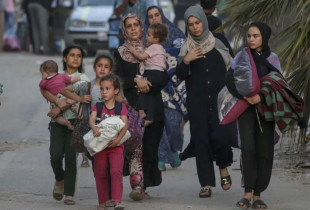 Familjet palestineze duke u larguar nga kampi / Foto: EPA