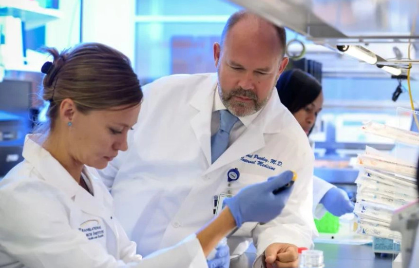 Doktori Richard Pratley në laborator