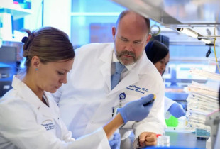 Doktori Richard Pratley në laborator